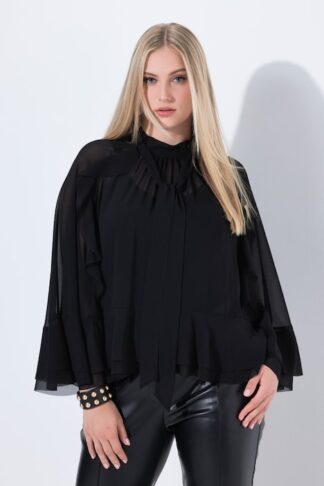 blusa a mantella di chiffon con collo alto e sciarpetta nero, indossato da modella