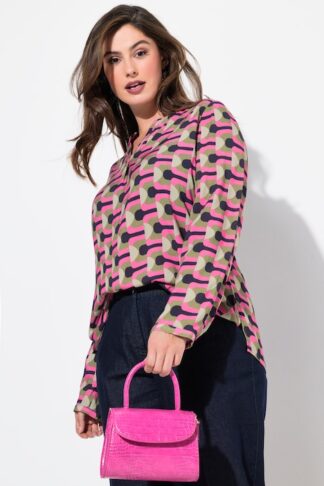 tunica rosa con stampa grafica e scollo a tunica rosa, indossato da modella