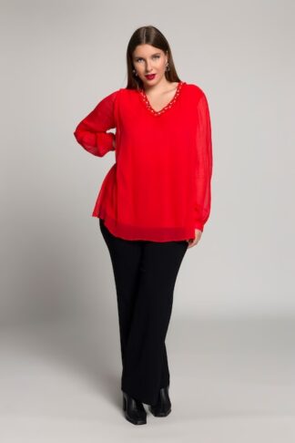 Blusa con strass sul collo in rosso papavero rosso, indossato da modella
