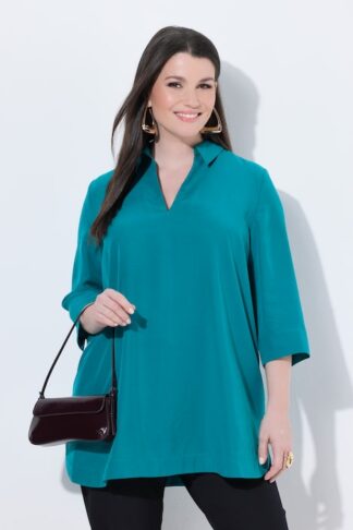 Tunica lunga svasata in lyocell verde smeraldo con colletto e maniche 3/4 verde, indossato da modella
