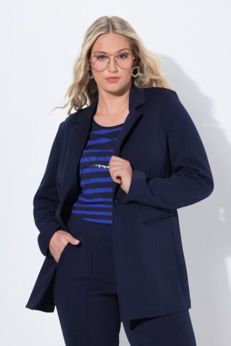 Blazer in jersey elasticizzato con taglio svasato e rever blu, indossato da modella