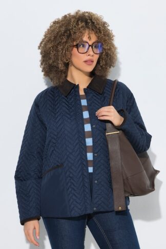 Giacca trapuntata idrorepellente con colletto in velluto blu scuro, indossato da modella