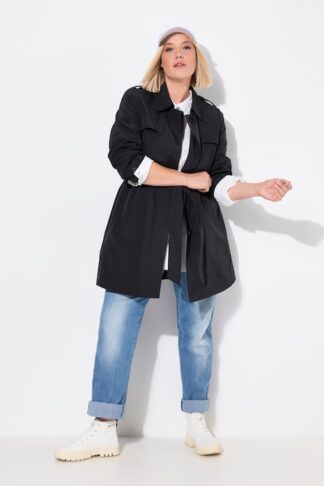 Trench nero dal taglio svasato con collo da camicia nero, indossato da modella