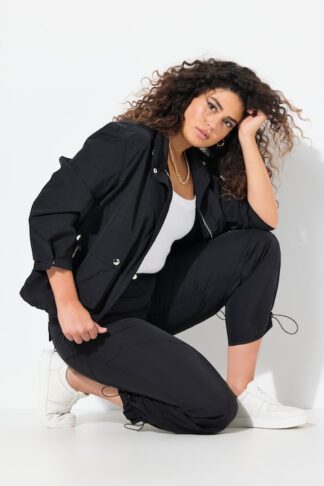 Giacca estiva stile bomber con grandi tasche nero, indossato da modella