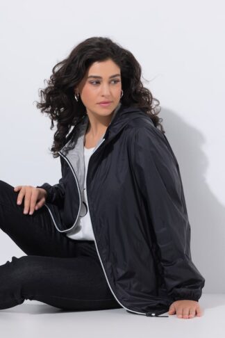 giacca double face HYPRAR idrorepellente con cappuccio nero, indossato da modella