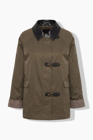 Barnjacket versatile e casual verde, indossato da modella