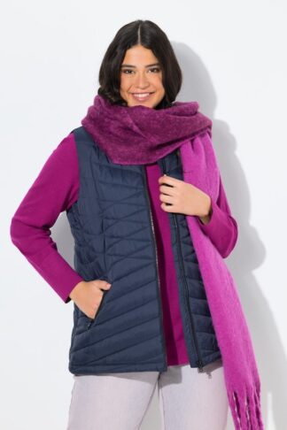 Gilet imbottito versatile e pratico blu, indossato da modella