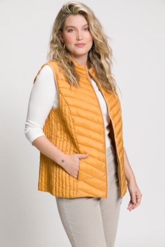 smanicato trapuntato in giallo miele giallo, indossato da modella