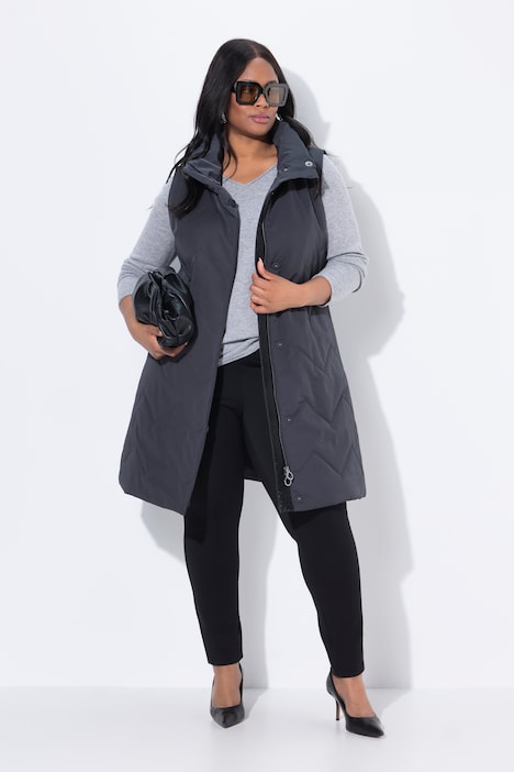 Gilet trapuntato lungo con collo alto e bottoni automatici grigio, indossato da modella