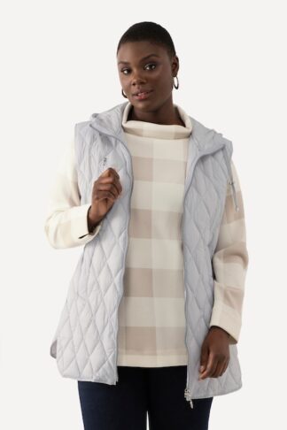 Gilet trapuntato con cappuccio e coulisse graubeige grigio beige, indossato da modella