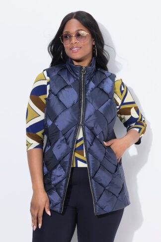 gilet lungo smanicato trapuntato TwoTone giglio scuro lilla scuro, indossato da modella