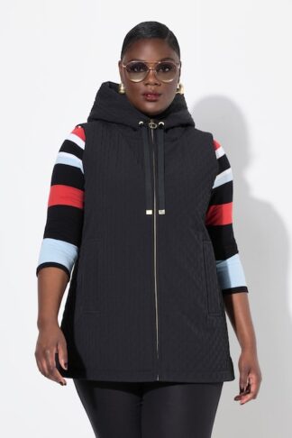 Gilet svasato con cappuccio e zip nero, indossato da modella