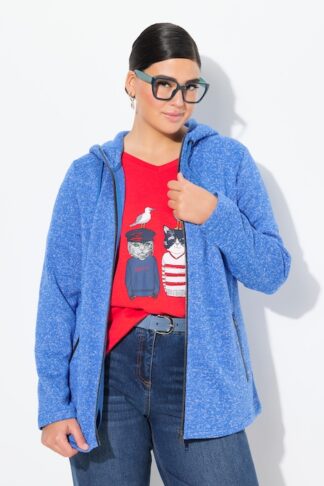 Giacca di maglia e pile con cappuccio blu pavone blu, indossato da modella