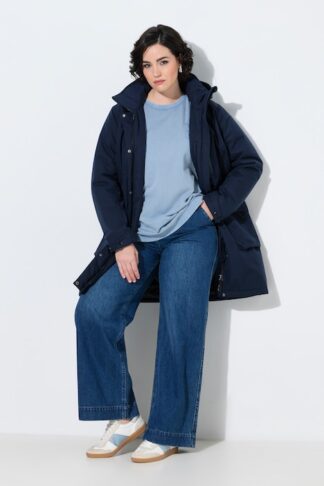 parka HYPRAR impermeabile e imbottito con cappuccio blu, indossato da modella