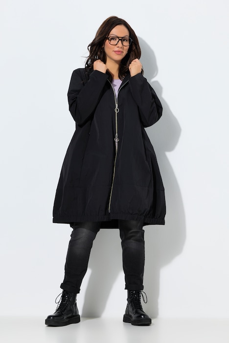 Parka estivo idrorepellente HYPRAR nero con cappuccio nero, indossato da modella