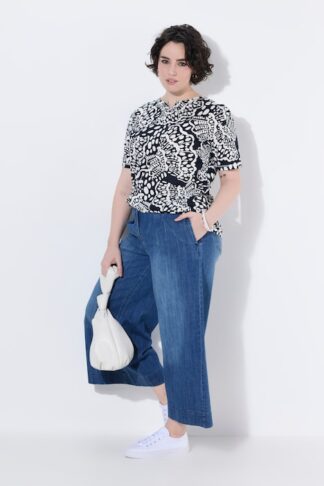 Jeans Mary a gamba ampia con cintura comoda acqua, indossato da modella