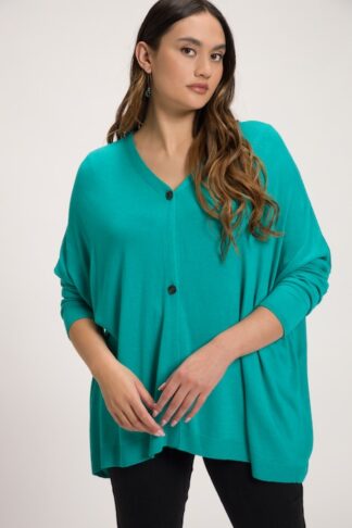 Cardigan in maglia ciano azzurro, indossato da modella