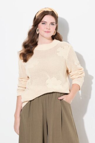 Maglione bianco perla in cotone biologico traforato bianco, indossato da modella