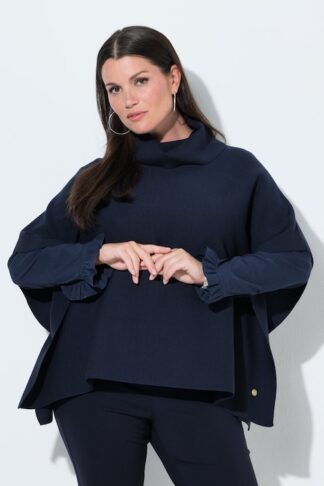 poncho maglione oversize con collo alto senza maniche blu scuro, indossato da modella
