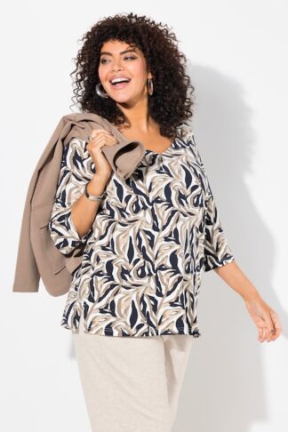Maglia fantasia con scollo a cuore corallo, indossato da modella