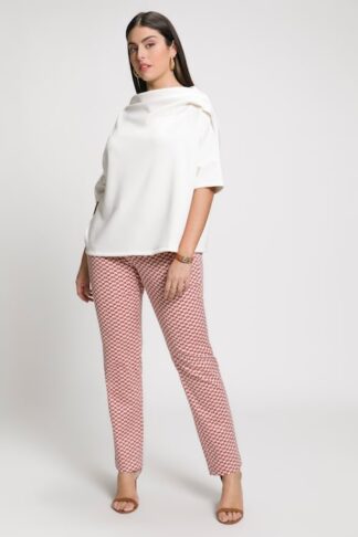 felpa oversize in crema comoda e morbida crema, indossato da modella