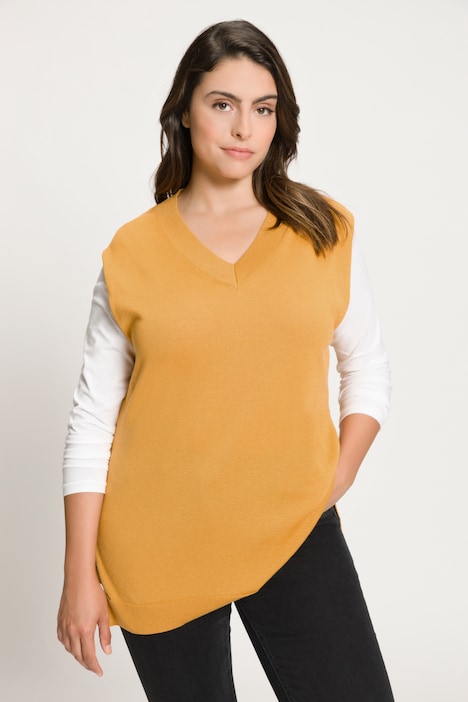 Pullover con scollo a V e spacchi laterali giallo, indossato da modella