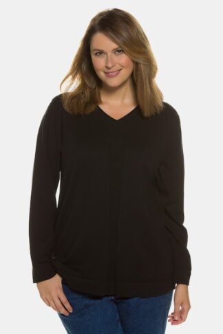 Pullover con scollo a V in cotone nero nero, indossato da modella