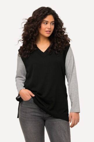 pullunder con scollo a V e spacchi laterali nero nero, indossato da modella