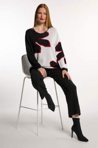 Pullover con piping a contrasto verde, indossato da modella