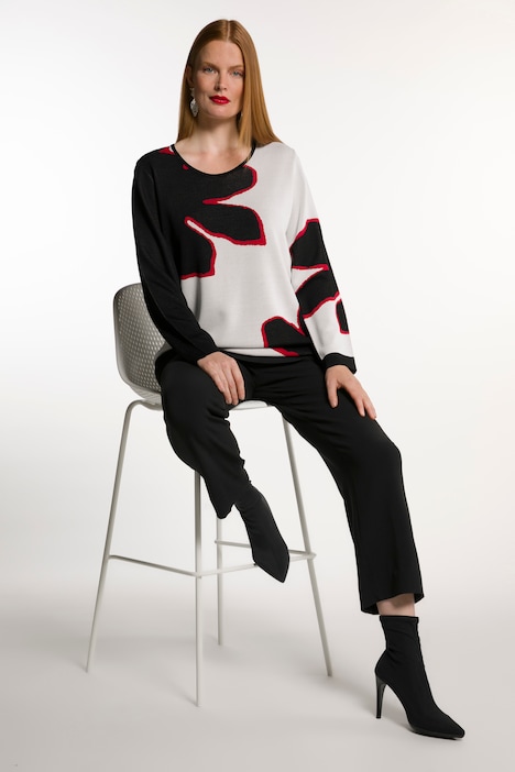 Pullover con piping a contrasto verde, indossato da modella