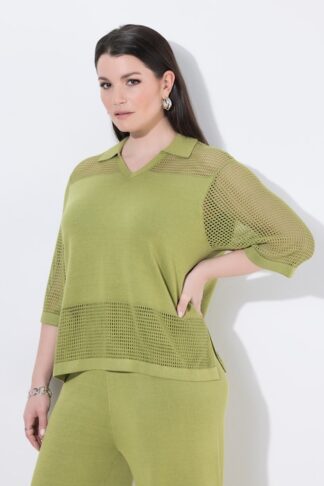 Maglia verde con dettagli traforati e scollo a V verde, indossato da modella