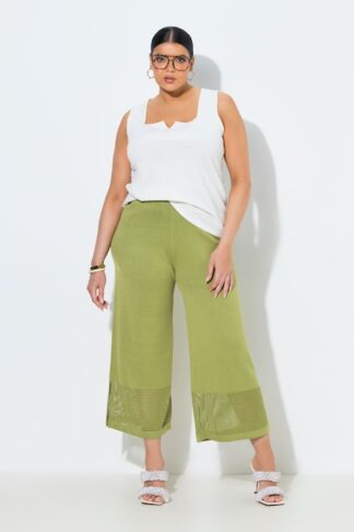 Pantaloni in maglia con fascia traforata e vita elasticizzata verde, indossato da modella