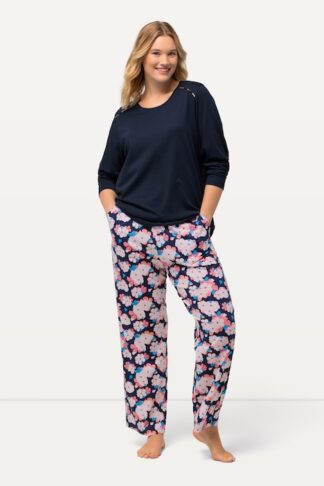 Pigiama floreale in cotone blu notte, indossato da modella