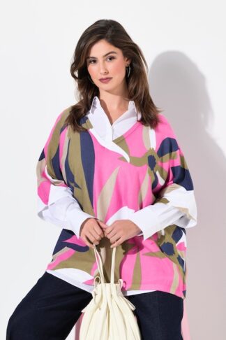Modella con pullover oversize Ulla Popken a grandi fiori rosa, blu e verde oliva