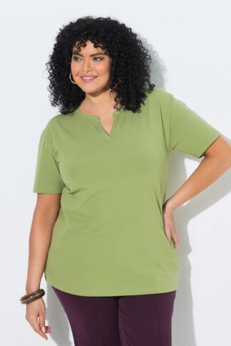 T-shirt oversize con scollo tondo e a V verde salvia, indossato da modella